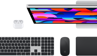 Mac-accessories: AirPods, Studio Display, zwart Magic Keyboard met Touch ID, zwarte Magic Mouse en zwarte Magic Trackpad
