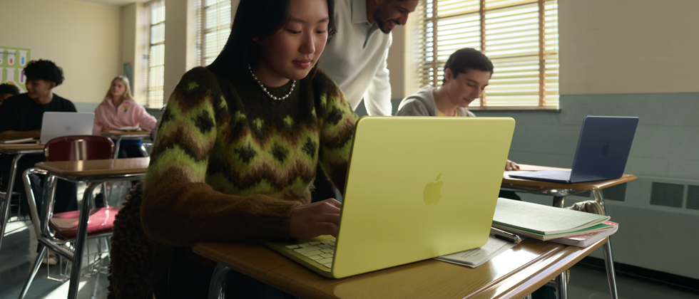 Een student gebruikt MacBook Neo, kleur Citrus, zonder netsnoer in een klaslokaal