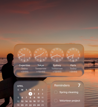 Liquid Glass-widgets Klok, Agenda, Herinneringen en Weer op een macOS Tahoe-scherm op een afbeelding van een surfer die bij zonsondergang op het strand loopt