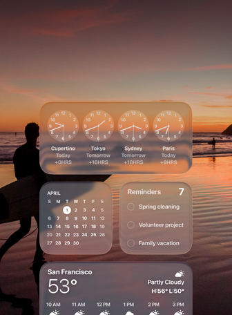 Liquid Glass-widgets Klok, Agenda, Herinneringen en Weer op een macOS Tahoe-scherm op een afbeelding van een surfer die bij zonsondergang op het strand loopt
