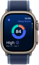 Apple Watch Ultra 3, kast van naturel titanium, slaapscore op het display, cirkeldiagram met overzicht, score in het midden, bandje, blauw Trail-bandje